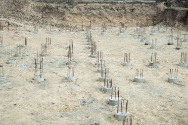 Metal takviyeli monolitik bir temel. Yeni inşaat inşaatı tamamlandıktan sonra beton yığını.