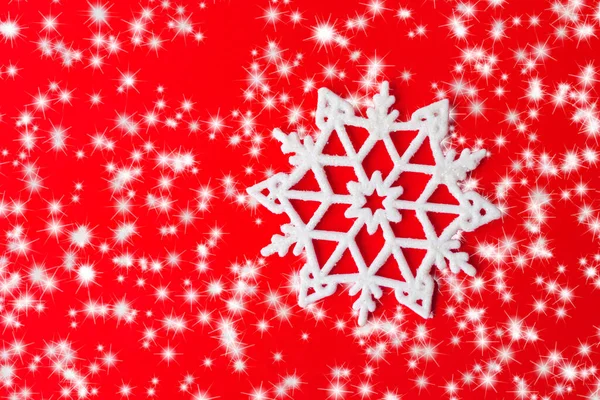 輝く星と赤い紙のカード上の雪のフレーク 雪の結晶とヴィンテージクリスマスポストカード 赤い背景の美しいクリスマスの白い星 クリスマスのお祝いの概念 ホリデーシーズン — ストック写真