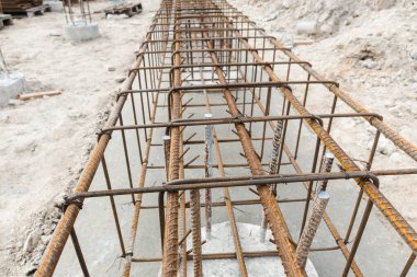 Metal takviyeli monolitik bir temel. Takviye inşaat ağı. Yeni inşaat inşaatı tamamlandıktan sonra beton yığını. Monolitik çalışmalar için bir inşaat aracı.