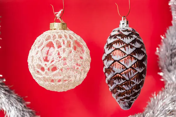Due Ornamenti Dell Albero Natale Uno Sfondo Rosso Una Cornice — Foto Stock