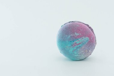 Mavi Fransız kurabiyesi beyaz arka planda izole edilmiş. Lezzetli renkli badem kurabiyeleri. Kurabiye iki pürüzsüz yarıdan yapılmış, ince dolgularla bağlanmış. Yumurta beyazından yapılmış Fransız pastası..