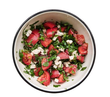 Beyaz arka planda izole edilmiş demir kasede sağlıklı taze salata. Fesleğenli, peynirli, zeytinyağlı taze domates salatası. Vejetaryen sebze salatası ya da doku. Akdeniz yemekleri