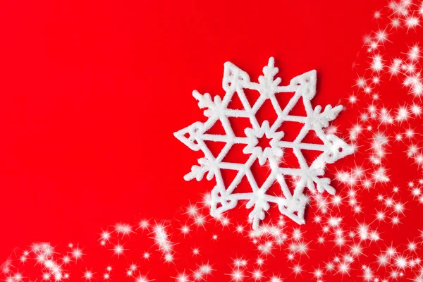 赤い紙のカードにクリスマスの雪の結晶 雪の結晶とヴィンテージクリスマスポストカード 赤い背景の美しいクリスマスの白い星 冬とクリスマスのお祝いの概念 — ストック写真