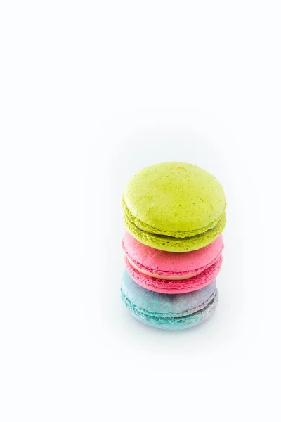 Bunt Gestapelte Macarons Auf Weiß Leckere Bunte Makronen Blaue Rosa — Stockfoto