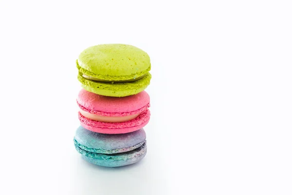 Bunt Gestapelte Macarons Auf Weiß Leckere Bunte Makronen Blaue Rosa — Stockfoto