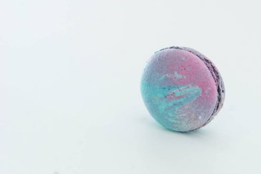 Mavi Fransız kurabiyesi beyaz arka planda izole edilmiş. Lezzetli renkli badem kurabiyeleri. Kurabiye iki pürüzsüz yarıdan yapılmış, ince dolgularla bağlanmış. Yumurta beyazından yapılmış Fransız pastası..