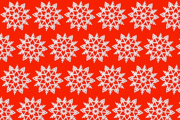 赤い背景にクリスマスの雪の結晶の装飾 雪片とコピースペースとヴィンテージパターン 冬とクリスマスのお祝いの概念 — ストック写真