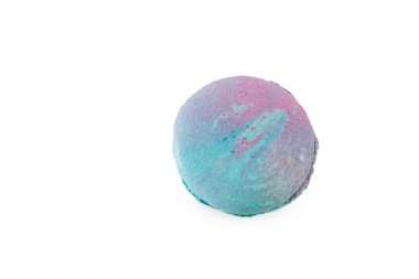 Mavi Fransız kurabiyesi beyaz arka planda izole edilmiş. Lezzetli renkli badem kurabiyeleri. Kurabiye iki pürüzsüz yarıdan yapılmış, ince dolgularla bağlanmış. Yumurta beyazından yapılmış Fransız pastası..