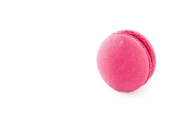 Beyaz arka planda izole edilmiş pembe Fransız kurabiyesi. Lezzetli renkli badem kurabiyeleri. Kurabiye iki pürüzsüz yarıdan yapılmış, ince dolgularla bağlanmış. Yumurta beyazından yapılmış Fransız pastası..