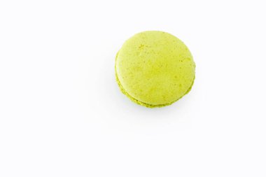 Yeşil Fransız kurabiyesi beyaz arka planda izole edilmiş. Lezzetli badem kurabiyeleri. Yumurta beyazından yapılmış Fransız pastası. Aşçılık ve aşçılık konsepti.