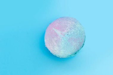 Açık mavi arka planda mavi Fransız kurabiyesi. Lezzetli renkli badem kurabiyeleri. Kurabiye iki pürüzsüz yarıdan yapılmış, ince dolgularla bağlanmış. Yumurta beyazından yapılmış Fransız pastası..