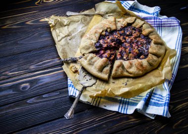 Lezzetli erikli tatlı kursunun yemek fotoğrafçılığı, kaliteli turta kabuğu.