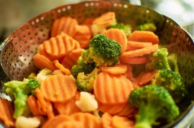 Sağlıklı beslenme ve yaşam tarzı için buğulanmış havuç ve brokoli.