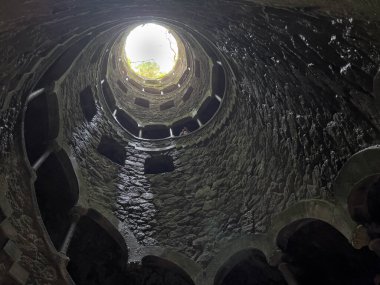 Quinta de regaleira poco iniciatico başlangıç iyi sintra Portekiz seyahat arka planı