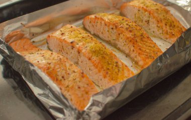 Somon bifteği, ev yapımı fırın baharatlı, zeytinyağlı fileto, alüminyum folyoyla kaplanmış, düz görünüm tarifi.