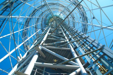 Metal metalik inşaat binasının spiral geometrisi. Mimari ve mavi gökyüzü. Seyahat, kentsel, arka plan, turistik eğlence