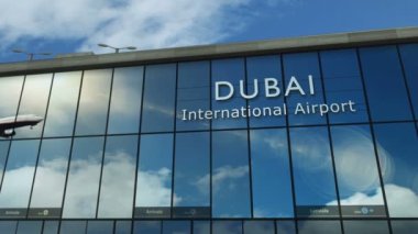 Dubai Birleşik Arap Emirlikleri 3D 'ye uçak iniyor. Cam havaalanı terminali ve jet uçağının yansımasıyla şehre vardık. Seyahat, iş, turizm ve ulaşım 3D konsepti.