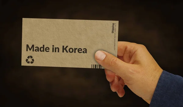 韩国制造的盒子在手 制造和交付 产品工厂 进出口 抽象概念3D渲染说明 — 图库照片
