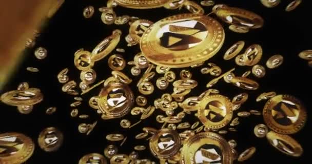 Lavinové Kryptoměna Izolované Létání Mezi Zlatými Mincemi Pozadí Rotující Zlaté — Stock video