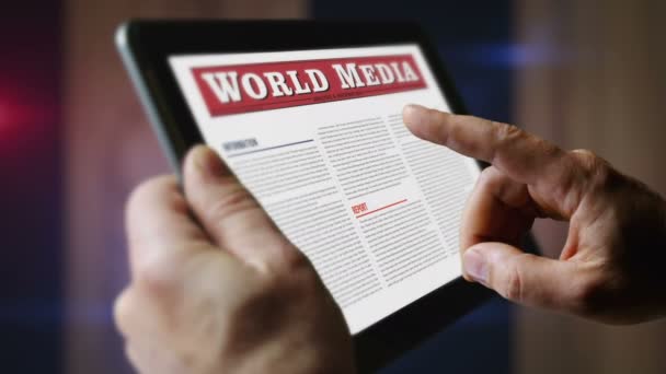 假新闻 操纵和宣传 每日在移动平板电脑屏幕上阅读报纸 男子触摸屏与头条新闻摘要概念3D — 图库视频影像