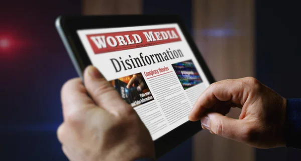 Félretájékoztatás Hamis Hírek Manipuláció Propaganda Napi Újság Olvasás Mobil Tablet — Stock Fotó