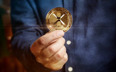 Dalgalanan XRP kripto altın sikke elde soyut konsept