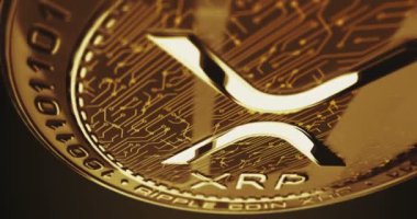Dalgalanan XRP kripto altın sikke dönüşü. Kamera 3 boyutlu metal parlaklıklar etrafında döner. Fintech, çevrimiçi ödeme ve dijital işlem soyut kavramı.
