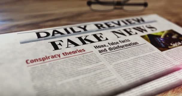 虚假新闻 阴谋论 骗局和虚假信息日报摆在桌上 头条新闻摘要概念3D — 图库视频影像