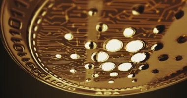 Cardano ADA kripto para birimi altın paralar dönüyor. Kamera 3 boyutlu metal parlaklıklar etrafında döner. Fintech, çevrimiçi ödeme ve dijital işlem soyut kavramı.