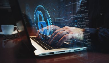 Siber güvenlik ve asma kilit sembollü dijital bilgisayar koruması ve insan klavyesi. Eller dizüstü bilgisayarda. Ağ, siber teknoloji ve özet kavram.