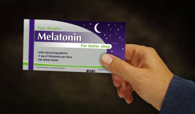 Melatonin tablet kutusu elinde. Tıbbi uykusuzluk yardımı ve uykusuzluk ilacı fabrikası. Soyut konsept 3D resimleme.