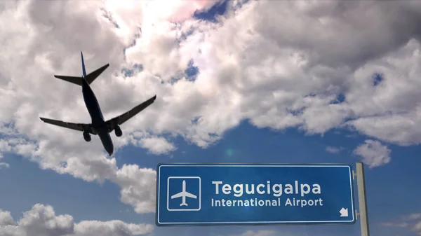 在洪都拉斯特古西加尔巴着陆的飞机轮廓 城市到达与国际机场方向的标志板和蓝天 旅行和运输概念 — 图库照片