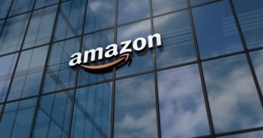 Seattle, ABD, 5 Nisan 2023: Amazon Şirketi 'nin ana binası zaman atlaması kavramı. Ön cephede uluslararası perakende ve nakliye şirketi sembolü 3D pürüzsüz ve çevrilebilir.