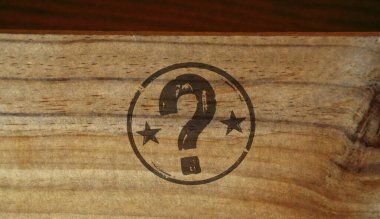 Tahta kutuya basılmış soru işareti damgası. Faq sorgu ve cevap kavramına yardım et.