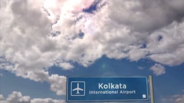 Uçak silueti Kolkata, Hindistan 'a iniyor. Havaalanı yön tabelasıyla ve arka planda gün batımıyla uçaklar geliyor. Seyahat, seyahat ve ulaşım 3D konsepti.