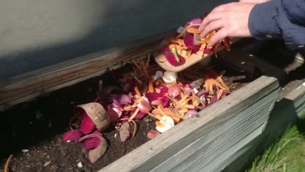 Compost Partir Residuos Orgánicos Hombre Arroja Frutas Vegetales Cocina Cáscaras — Vídeos de Stock