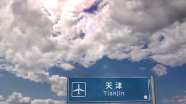 Jet uçağı Tianjin, Çin 'e iniyor. Havaalanı istikameti işaretli şehir gelişi. Seyahat, iş, turizm ve uçak taşımacılığı kavramı.
