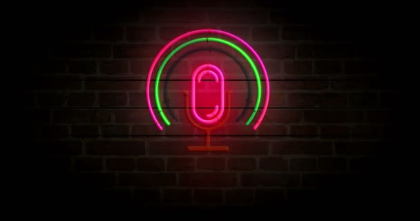 Microfone Símbolo Néon Podcast Parede Tijolo Música Áudio Símbolo Transmissão — Vídeo de Stock