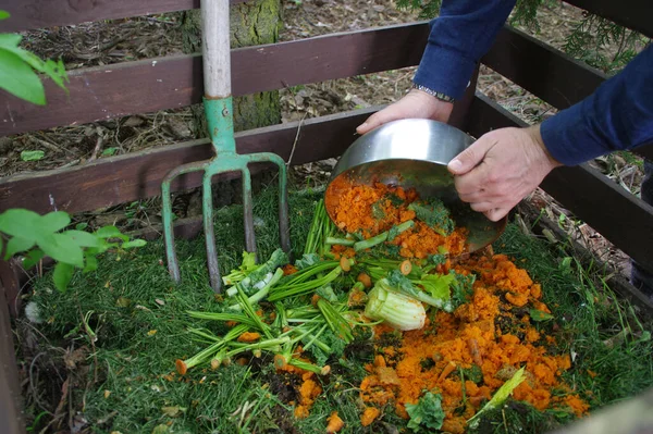 Biomüll Kompostieren Lebensmittelrecycling Heimischen Garten Und Nachhaltiges Leben Mann Wirft — Stockfoto