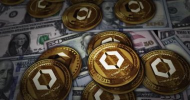Dolar banknotlarının üzerinde LINK şifreli altın para zinciri var. Şifreli para birimi, arka planı 3D soyut çevrimiçi ödeme ve dijital para kavramına sahip. Döngüsüz ve pürüzsüz.