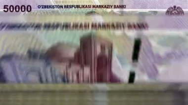 Özbekistan parası Özbek Sum para sayma makinesi ile banknotlar. Hızlı bir 50000 UZS para birimi notası. İş ve ekonomi. Kavramsal ve pürüzsüz arkaplan.