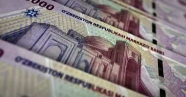 Özbekistan parası Özbek Sum banknot döngüsü. UZS para dokusu. Ekonomi, iş, kriz, bankacılık, durgunluk, borç ve finans kavramı. Notayı kaydırıyorum. Döngüsüz 3D canlandırma.