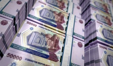 Özbekistan parası Özbek Sum para paketi 3d illüstrasyon. 50.000 UZS banknot destesi. Maliye, nakit, ekonomi krizi, iş başarısı, durgunluk, banka, vergi ve borç kavramı.
