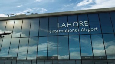 Lahore, Pakistan 'a 3 boyutlu bir uçak iniyor. Cam havaalanı terminali ve jet uçağının yansımasıyla şehre vardık. Seyahat, iş, turizm ve ulaşım 3D konsepti.