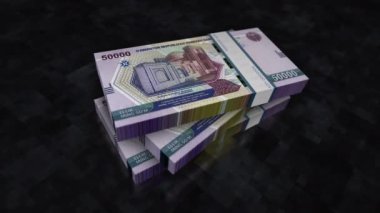 Özbekistan parası Özbek Sum para yığını. Ekonomi, bankacılık, iş, kriz, durgunluk, borç ve finans konularının kavramı. 50000 UZS banknotları 3D animasyon dizer.