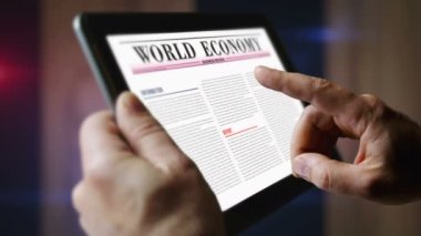 BRICS Brezilya Rusya Çin Güney Afrika Ekonomi Derneği mobil tablet bilgisayar ekranında günlük gazete okuması. Manşetlerle ekrana dokunan adam 3 boyutlu haber konsepti. 