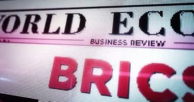 BRICS Brezilya Rusya Çin Güney Afrika Ekonomi Derneği mobil tablet bilgisayar ekranında günlük gazete okuması. Manşetlerle ekrana dokunan adam 3 boyutlu haber konsepti. 