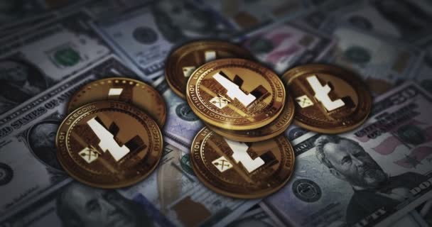 Litecoin Ltc暗号通貨ドル紙幣の上の黄金のコイン 米国の紙幣の背景を持つ暗号通貨3D抽象的なオンライン決済とデジタルマネーコンセプト — ストック動画