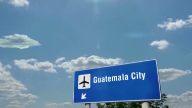 Jet uçağı Guatemala City, Guatemala 'ya iniyor. Uçak şehri vardığında havaalanı yön tabelasıyla. Seyahat, iş, turizm ve uçak taşımacılığı kavramı.