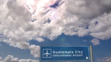Jet uçağı Guatemala City, Guatemala 'ya iniyor. Uçak şehri vardığında havaalanı yön tabelasıyla. Seyahat, iş, turizm ve uçak taşımacılığı kavramı.